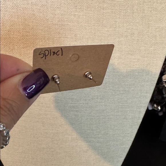 Spinel gemstone Stud Earrings - Picture 3 of 5